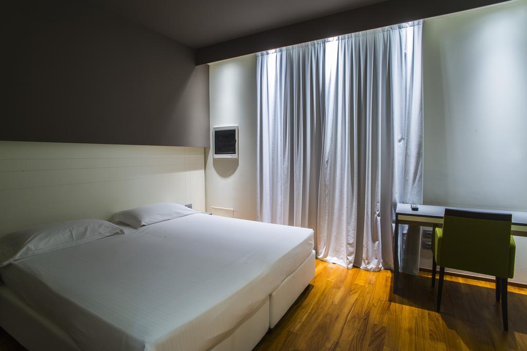 Hotel Mariet โรมาโนดิลุมบาร์เดีย ภายนอก รูปภาพ