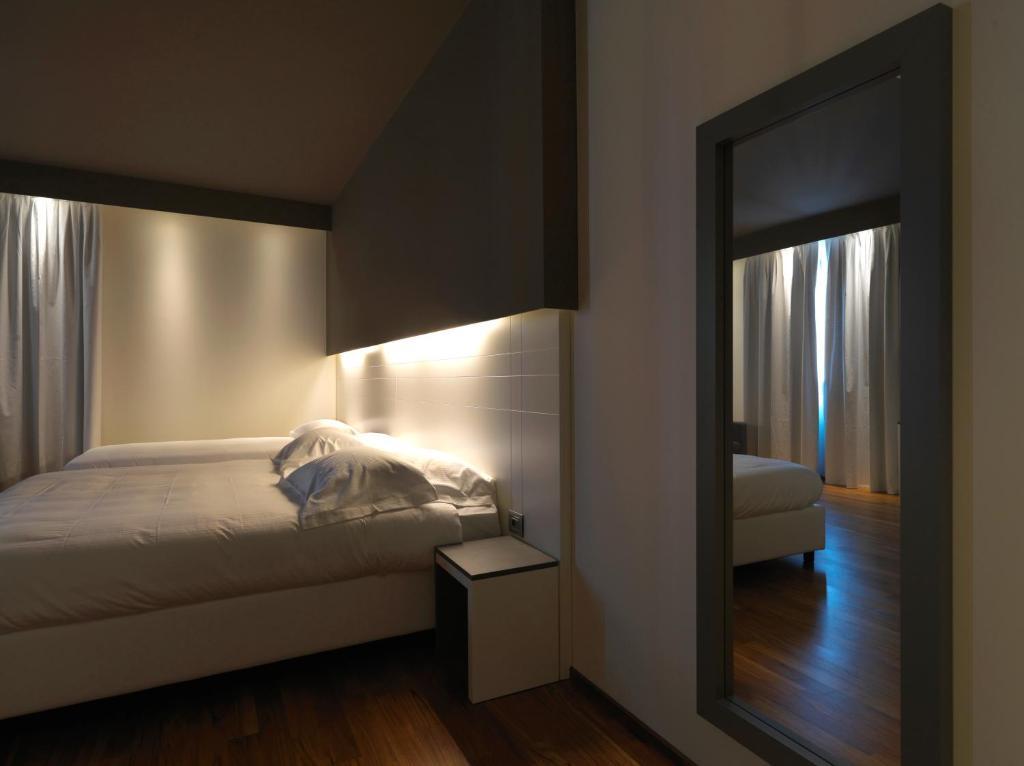 Hotel Mariet โรมาโนดิลุมบาร์เดีย ภายนอก รูปภาพ