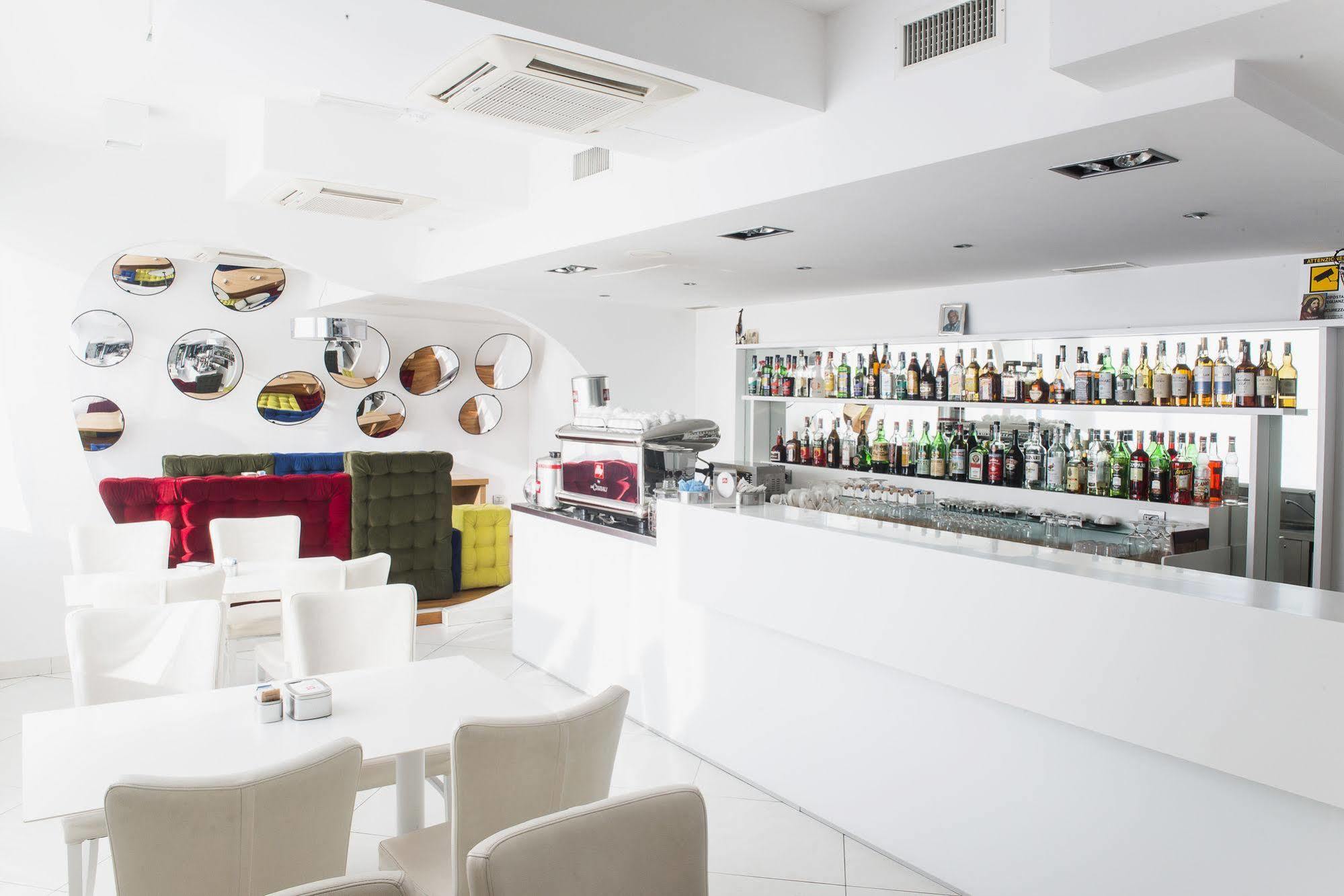 Hotel Mariet โรมาโนดิลุมบาร์เดีย ภายนอก รูปภาพ